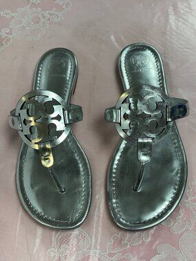 Tory Burch-Women-Silver Metalic Leather-40175-Flip-Flop Sandals.Sz-8M.Brazil.